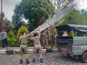 Satpol PP Badung Turunkan Baliho Bendesa Mengwi Mundur Satpol PP Badung Turunkan Baliho Bendesa Mengwi Mundur