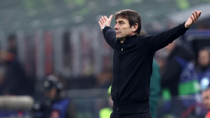MILAN, ITALY - FEBRUARY 14: Antonio Conte of Tottenham Hotspur looks dejected during the UEFA Champions League round of 16 leg one match between AC Milan and Tottenham Hotspur at Giuseppe Meazza Stadium on February 14, 2023 in Milan, Italy. (Photo by Sportinfoto/DeFodi Images via Getty Images)