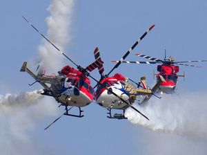 Atraksi Menegangkan Tim Aerobatik Angkatan Udara India Atraksi Menegangkan Tim Aerobatik Angkatan Udara India