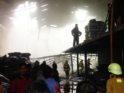 Gudang Plastik di Kalideres Terbakar, 18 Mobil Damkar Dikerahkan