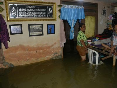 Terus Diguyur Hujan, Banjir Rendam Rumah Warga di Makassar