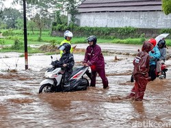 Luapan Sungai Pancoran Putuskan Jalur Bondowoso-Jember