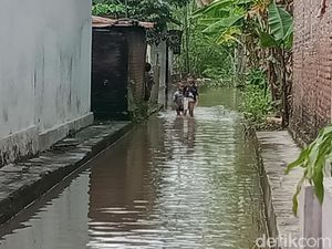 Sungai Jebol Meluap, 127 Warga Desa Bener Klaten Masih Mengungsi Sungai Jebol Meluap, 127 Warga Desa Bener Klaten Masih Mengungsi