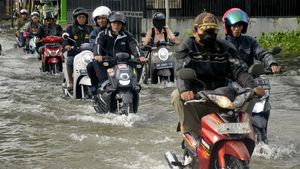 Aksi Pemotor Terobos Banjir di Gowa