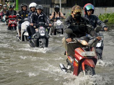 Aksi Pemotor Terobos Banjir di Gowa