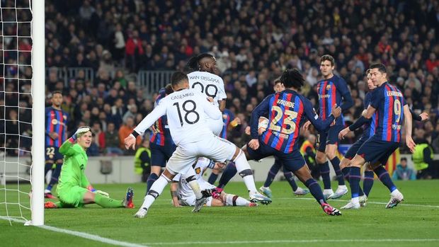 BARCELONA, SPAIN - FEBRUARY 16: Jules Kounde of FC Barcelona scores an own goal, Manchester United's second goal during the UEFA Europa League knockout round play-off leg one match between FC Barcelona and Manchester United at Spotify Camp Nou on February 16, 2023 in Barcelona, Spain. (Photo by David Ramos/Getty Images)