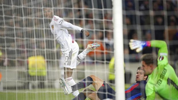 Manchester United's Marcus Rashford, left, scores against Barcelona during the Europa League playoff first leg soccer match between Barcelona and Manchester United at the Camp Nou stadium in Barcelona, Spain, Thursday, Feb. 16, 2023. (AP Photo/Joan Mateu Parra)