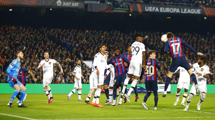 Barcelonas Marcos Alonso, right top, scores his sides opening goal during the Europa League playoff first leg soccer match between Barcelona and Manchester United at the Camp Nou stadium in Barcelona, Spain, Thursday, Feb. 16, 2023. (AP Photo/Joan Monfort)