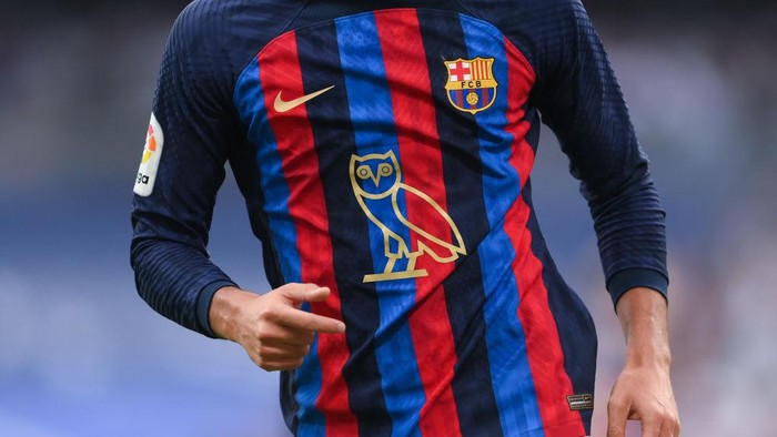 MADRID, SPAIN - OCTOBER 16: Ferran Torres of FC Barcelona looks on wearing the modified OVO owl logo on the front of the FC Barcelona shirt, which celebrates Canadian musician Drake surpassing 50 billion streams on Spotify during the LaLiga Santander match between Real Madrid CF and FC Barcelona at Estadio Santiago Bernabeu on October 16, 2022 in Madrid, Spain. (Photo by David Ramos/Getty Images)