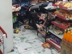 Bruk! Pengendara Motor di Jaksel Tabrak Minimarket