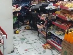 Bruk! Pengendara Motor di Jaksel Tabrak Minimarket