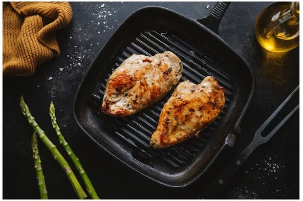 Dada ayam panggang/Foto:freepik/valeria_aksakova