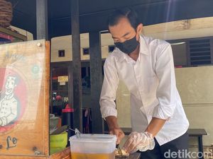 Mirip Jokowi, Penjual Mi Anglo Pak Le di Bandung Ini Viral Mirip Jokowi, Penjual Mi Anglo Pak Le di Bandung Ini Viral