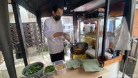 Potret Penjual Mi Anglo Bandung yang Viral gegara Mirip Jokowi