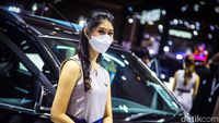 Deretan Usher Cantik Bikin Betah Pengunjung IIMS 2023