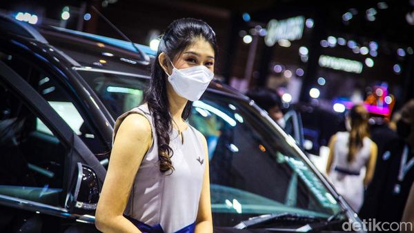 Deretan Usher Cantik Bikin Betah Pengunjung IIMS 2023