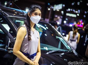 Deretan Usher Cantik Bikin Betah Pengunjung IIMS 2023