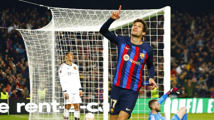 Duel Sengit Barcelona Vs Manchester United di Liga Europa Berakhir Imbang Barcelona's Marcos Alonso celebrates after scoring his side's opening goal during the Europa League playoff first leg soccer match between Barcelona and Manchester United at the Camp Nou stadium in Barcelona, Spain, Thursday, Feb. 16, 2023. (AP Photo/Joan Monfort)