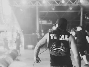 Mengenal Fanatisme Adalah: Pengertian, Ciri, Jenis, dan Dampaknya