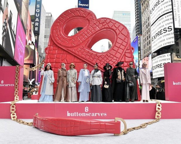 Foto: instagram.com/buttonscarves Buttonscarves trunk show di Times Square, New York/