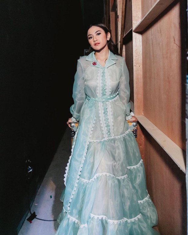 Gaya Fashion Mahalini Raharja. Foto: Instagram.com/fherriioo Gaya Fashion Mahalini Raharja. Foto: Instagram.com/fherriioo