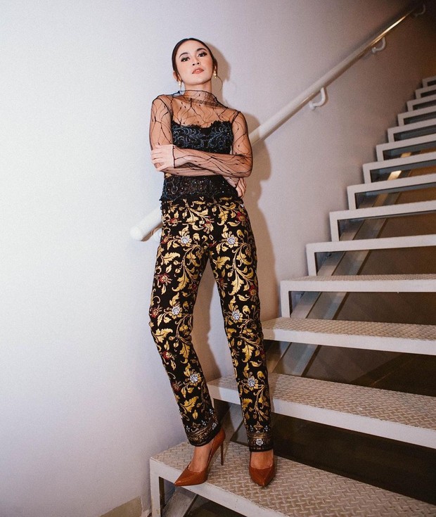 Gaya Fashion Mahalini Raharja. Foto: Instagram.com/styledbyfhe Gaya Fashion Mahalini Raharja. Foto: Instagram.com/styledbyfhe