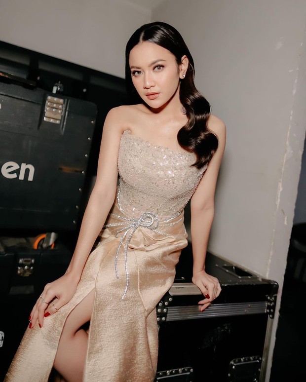 Gaya panggung Mahalini Raharja. Foto: Instagram.com/styledbyfhe Gaya panggung Mahalini Raharja. Foto: Instagram.com/styledbyfhe