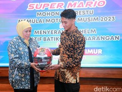 Khofifah Dapat Helm Spesial Bermotif Batik Telaga Sarangan dari Mario Aji