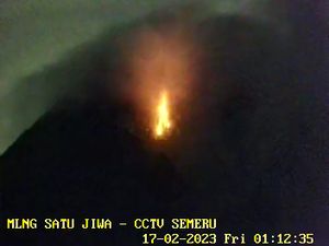 Semeru Muntahkan Lava Pijar Sejauh 1,5 KM Disertai Suara Gemuruh