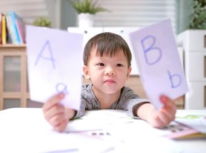 Studi: Bahasa Punya Pengaruh pada Perkembangan Otak Anak Studi: Bahasa Punya Pengaruh pada Perkembangan Otak Anak