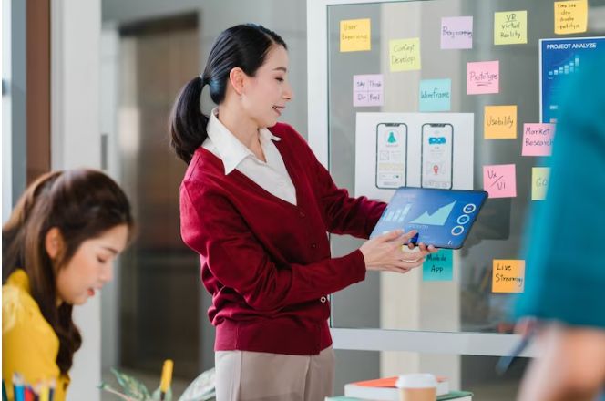 Introvert melakukan presentasi. Foto freepik.com: tirachardz