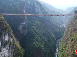 Jembatan Melayang Tanpa Pilar Ini Bikin Lutut Lemas