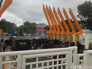 Bentrok Suporter-Polisi saat Laga PSIS Vs Persis, Ada Lemparan Batu