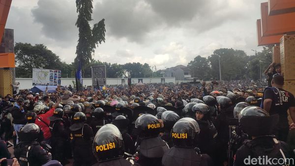 Sederet Potret Bentrok Suporter dan Polisi di Stadion Jatidiri Semarang