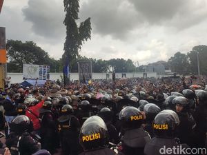Bentrok Suporter-Polisi Pecah di Stadion Jatidiri, Sejumlah Orang Dievakuasi Bentrok Suporter-Polisi Pecah di Stadion Jatidiri, Sejumlah Orang Dievakuasi