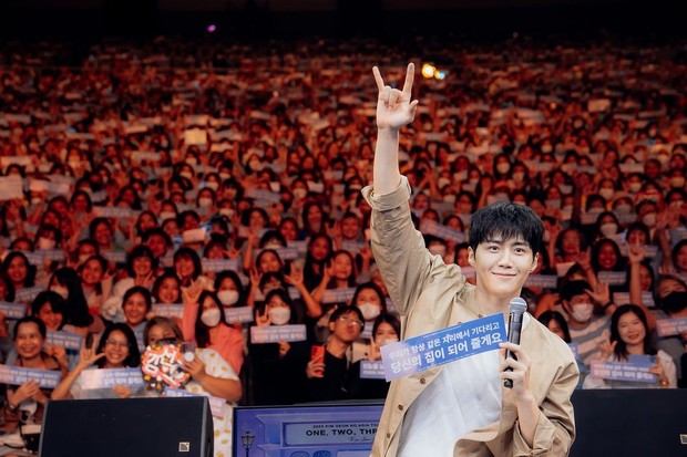 Kim Seon Ho Belajar Love Sign Ala Thailand/Foto: Instagram.com/247entofficial Kim Seon Ho Belajar Love Sign Ala Thailand