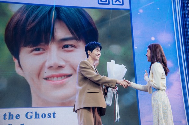 Kim Seon Ho Berhasil Buat Penonton Baper Saat Memberikan Buket Bunga/Foto: facebook.com/Popcon TH Kim Seon Ho Berhasil Buat Penonton Baper Saat Memberikan Buket Bunga
