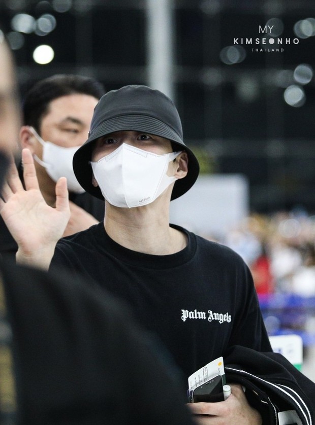 Kim Seon Ho di Bandara Saat Akan Kembali ke Korea/Foto: Twitter/mykimseonhothai Kim Seon Ho di Bandara Saat Akan Kembali ke Korea