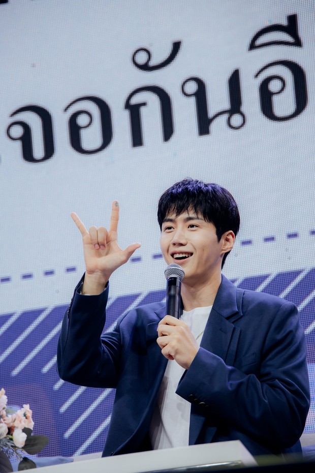 Kim Seon Ho Kaget Saat Tahu Love Sign Ala Thailand/Foto: facebook.com/Popcon TH Kim Seon Ho Kaget Saat Tahu Love Sign Ala Thailand