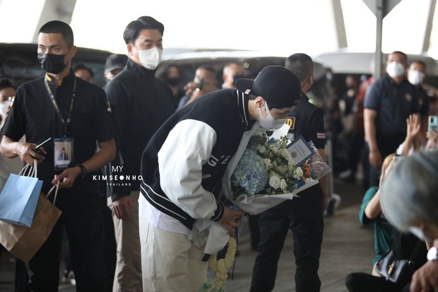 Kim Seon Ho Keluar Mobil Demi Menyapa Fansnya di Bandara/Foto: Twitter.com/mykimseonhothai Kim Seon Ho Keluar Mobil Demi Menyapa Fansnya di Bandara