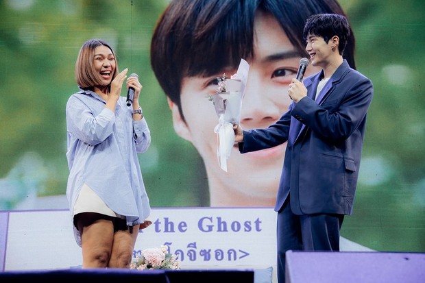 Kim Seon Ho Memberikan Buket Bunga Ke Penggemar/Foto: Instagram.com/247entofficial Kim Seon Ho Memberikan Buket Bunga Ke Penggemar