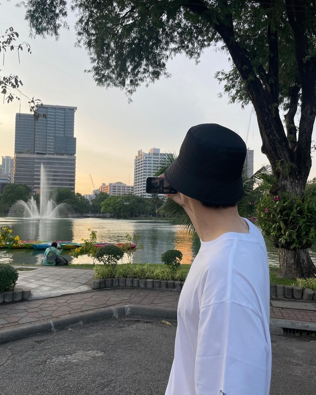 Kim Seon Ho Memotret Keindahan Taman di Bangkok/Foto: Instagram.com/seonho__kim Kim Seon Ho Memotret Keindahan Taman di Bangkok