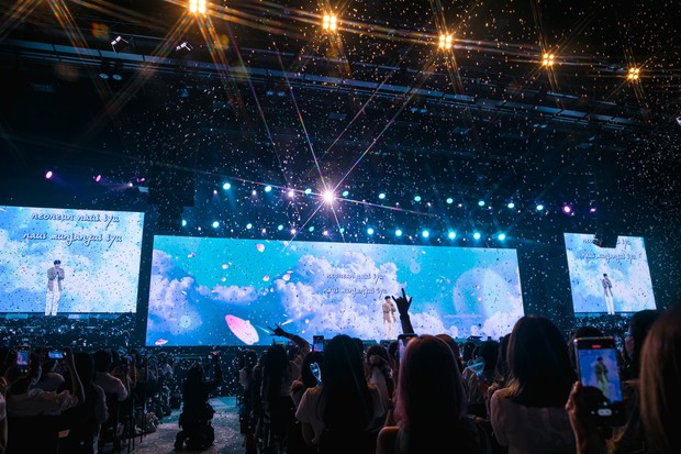 Kim Seon Ho Menyanyikan Lagu Reason Bersama Penggemar/Foto: facebook.com/Popcon TH Kim Seon Ho Menyanyikan Lagu Reason Bersama Penggemar