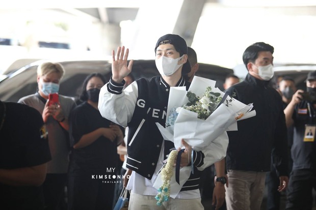 Kim Seon Ho Menyapa Penggemarnya di Bandara/Foto: Twitter.com/mykimseonhothai Kim Seon Ho Menyapa Penggemarnya di Bandara