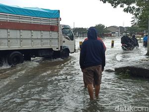 Waduk Tunggu Pampang Makassar Meluap, Motor Nekat Terobos Banjir Mogok