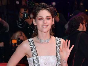 Cantik Memesona, 8 Foto Kristen Stewart dengan Gaya Rambut Baru Mixie Cantik Memesona, 8 Foto Kristen Stewart dengan Gaya Rambut Baru Mixie