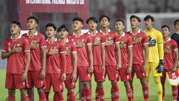 Pesepak bola Tim Nasional U-20 Indonesia menyanyikan lagu Indonesia Raya sebelum melawan Tim Nasional Fiji U-20 dalam pertandingan uji coba internasional U-20 di Stadion Utama Gelora Bung Karno (SUGBK), Senayan, Jakarta, Jumat (17/2/2023). ANTARA FOTO/M Risyal Hidayat/foc.