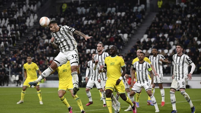 Juventus Leandro Paredes heads the ball during the Europa League soccer match between Juventus FC and Nantes in Turin, Italy, Thursday Feb. 16, 2023. (Fabio Ferrari/LaPresse via AP)