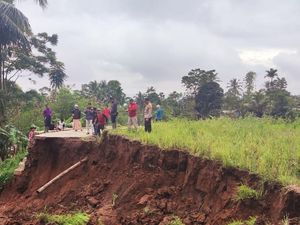 Jalur Penghubung 2 Desa di Cianjur Terputus Akibat Longsor