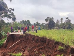 Jalur Penghubung 2 Desa di Cianjur Terputus Akibat Longsor